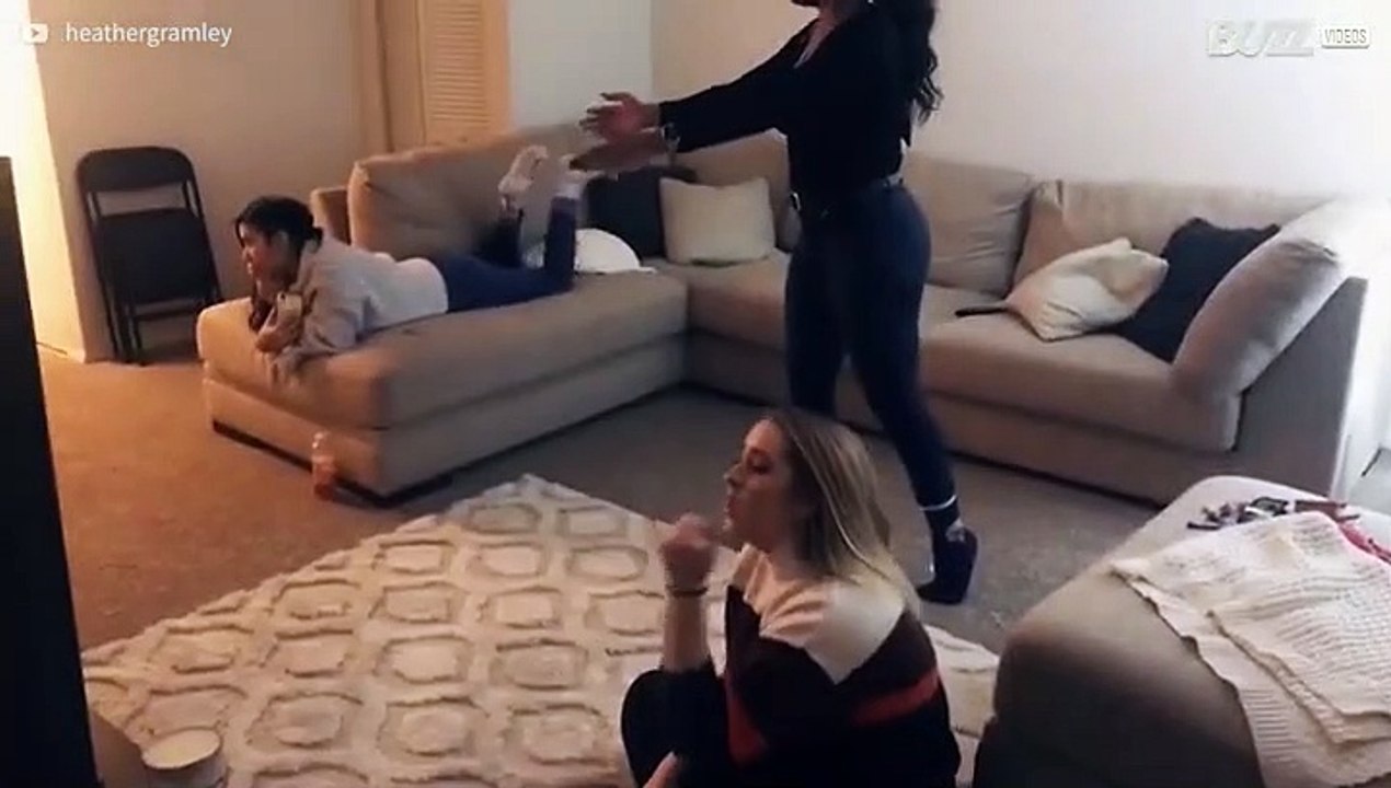 Jovens tentam recriar icônico passo de dança!