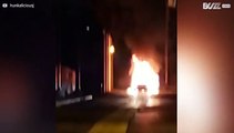 Carro em chamas filmado em Anaheim, EUA