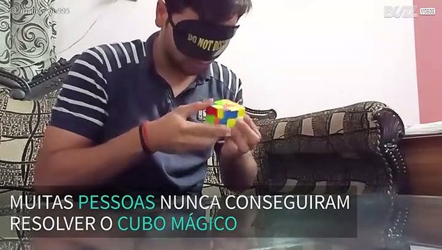 Estudante resolve Cubo mágico de olhos vendados!