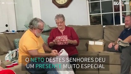 Jovem presenteia avós com carro