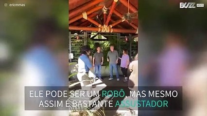 Turistas conhecem Blue, o famoso e assustador Velociraptor de Jurassic World