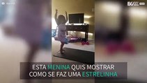 Menina mostra ao seu pai como se faz 