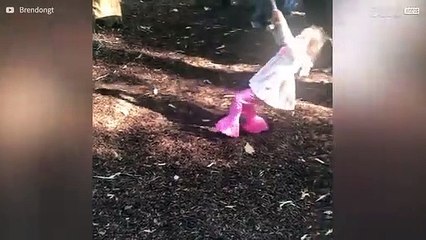 Menina tenta imitar macaco e corre mal!