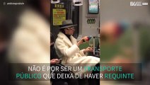 Homem estiloso bebe chá em copo de vinho no metro na china