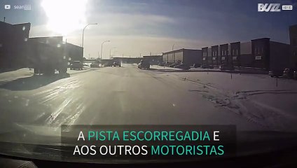 Caminhonete com reboque patina em estrada congelada