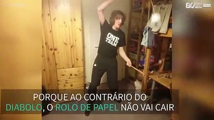Jovem faz truques com diabolô de papel higiênico