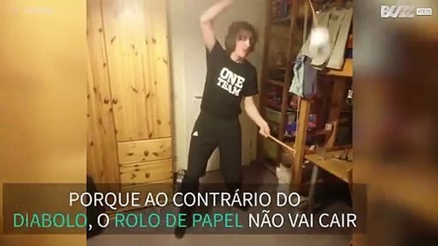 Jovem faz truques com diabolô de papel higiênico