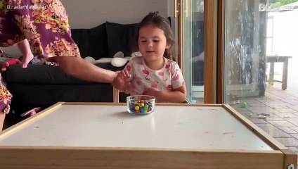 Menina lambe M&M no "Don't Eat It Challenge"