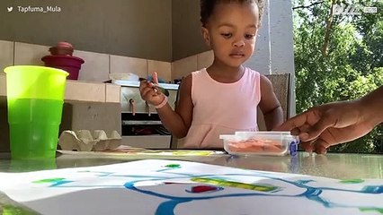 Menina esperta dá a volta ao fruit snack challenge