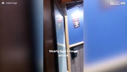 Jovem toma susto com sinal de casa de banho