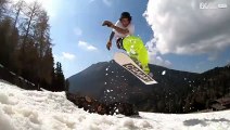 Snowboarder aproveita neve que resta nos Alpes italianos