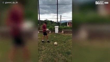 Jovem freestyler faz cesto impressionante em caixote do lixo