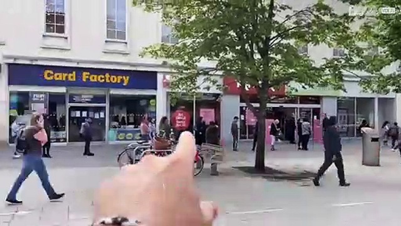 Reabertura de loja no Reino Unido causa fila interminável!