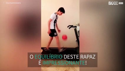 Jovem faz embaixadinhas e caminha na esteira ao mesmo tempo!