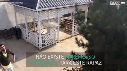 Homem acerta arremesso de basquete por cima de uma casa