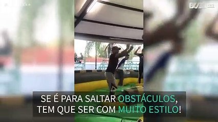 Rapaz tenta saltar obstáculos com muito estilo