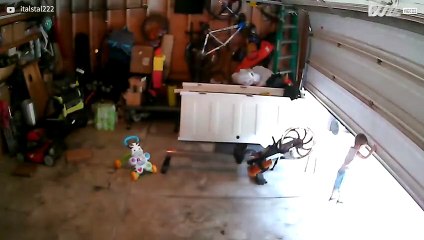 Bebê pega carona em portão de garagem