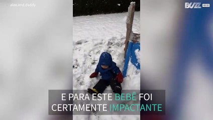 Bebê cai de escorregador coberto de neve