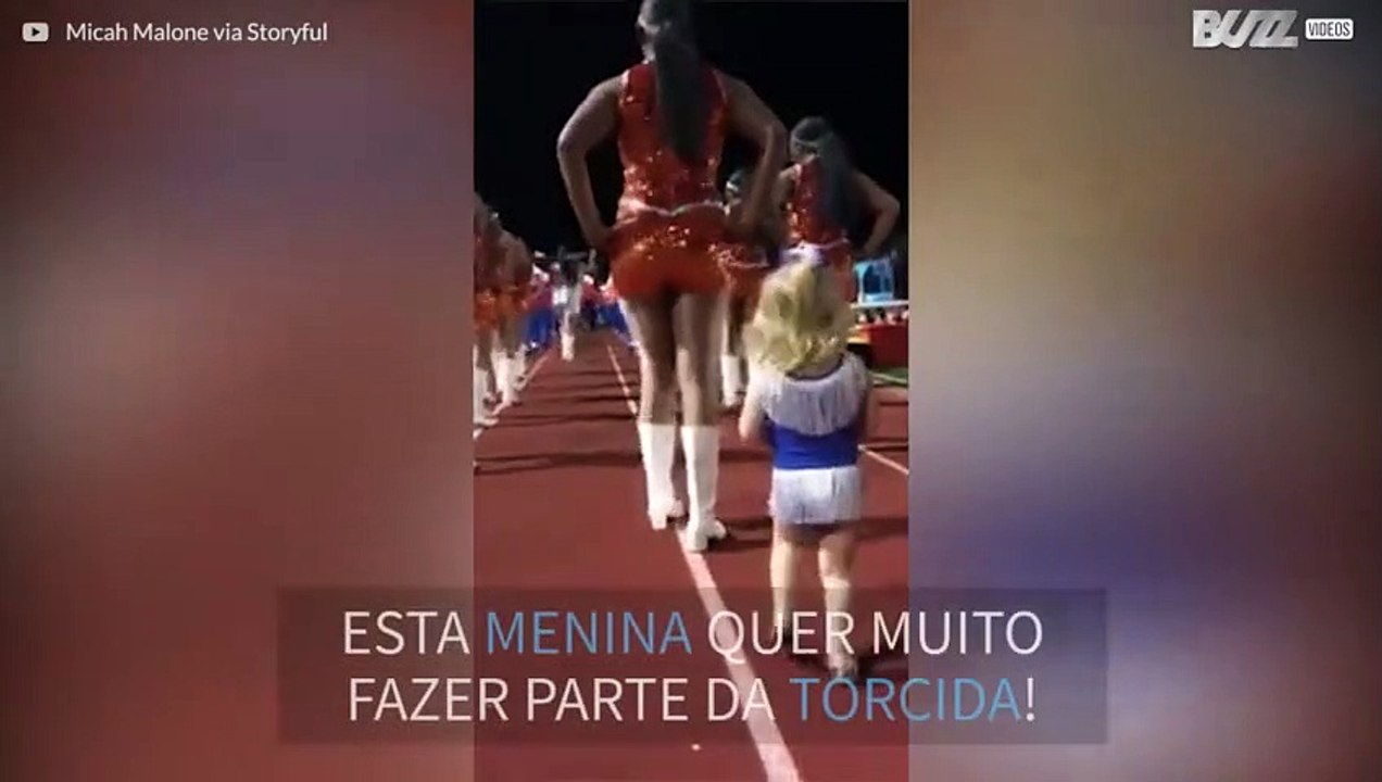 Menina adorável rouba o a cena no intervalo de um jogo!