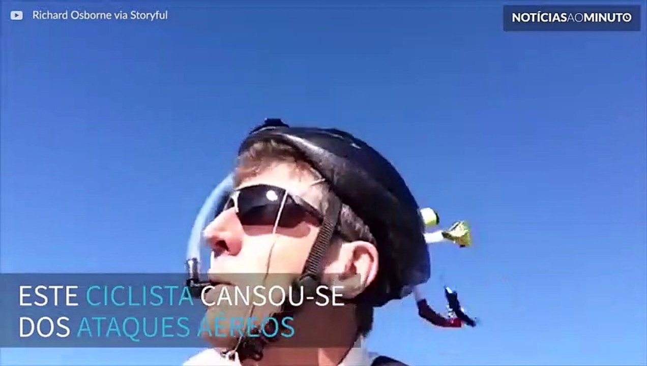 Ciclista desenvolve divertido capacete contra ataques de aves
