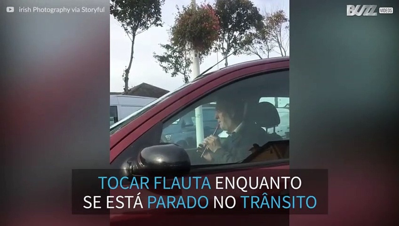Homem toca flauta para aguentar stress do trânsito
