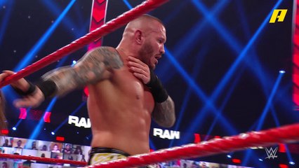 راندي أورتن يصد محاولة ستايلز ويوجه له ضربة قوية