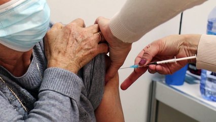 La vacuna de AstraZeneca preocupa pero por ahora no hay pruebas de que sea peligrosa