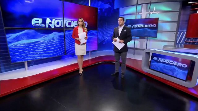 Se bajó del carro en media calle a orinar en pleno centro de Guayaquil