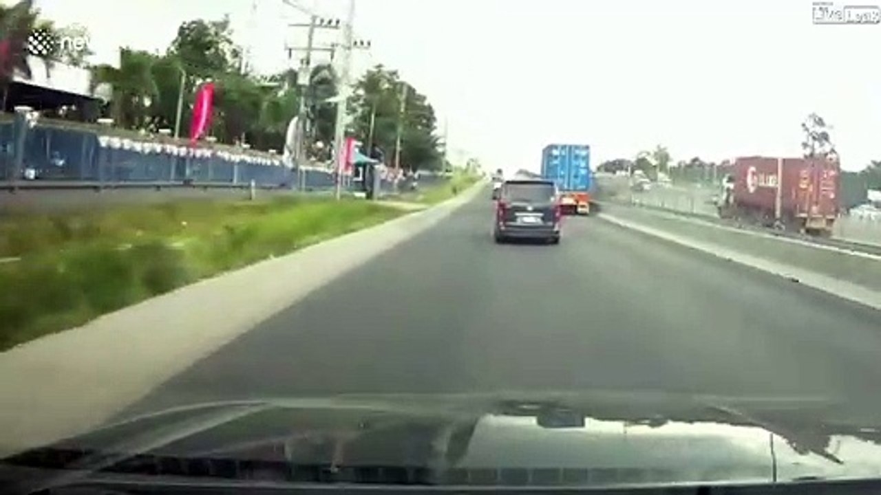 La vitre de cette voiture s'éclate en pleine route