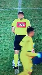 Cet arbitre a une envie pressante juste avant un match (Brésil)