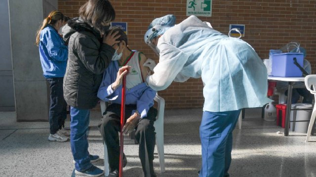 Consulte el pico y cédula para vacunación de mayores de 80 años en Bogotá