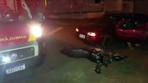 Motociclista se fere ao colidir contra carro na Rua Visconde de Guarapuava, no Bairro Cancelli
