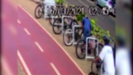 Furto de bicicleta é registrado por câmera de monitoramento na Avenida Brasil