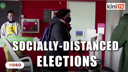 Dutch take to the polls from their cars and bikes