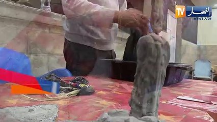 أمين يبدع في تحويل الإسمنت وبقايا الخشب لتحف فنية