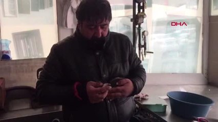 ARDAHAN Yaralı karabatağı elleriyle besledi