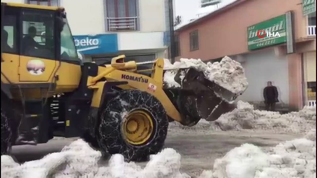 Karlıova güne yine karla uyandı, kar kamyonlarla taşınmaya başladı