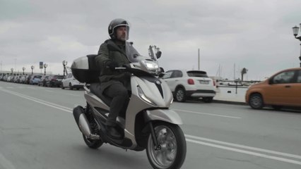 The new Piaggio Beverly in Grey Riding video