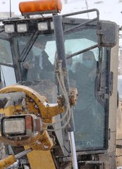 Doktor ve ebe, yolu kardan kapalı köye greyderle ulaştı