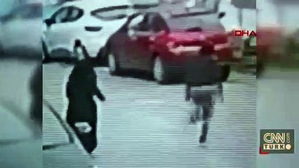 Telefonla konuşurken kapkaça uğradı: O anlar kamerada