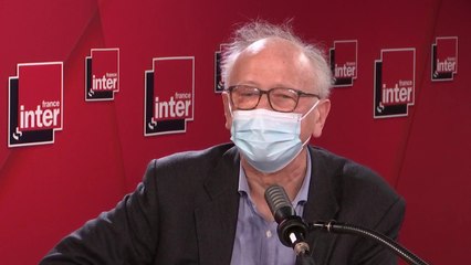 Les objectifs de vaccination du gouvernement (30 millions de personnes fin juin) seront mis en péril "si la suspension de l'AstraZeneca devait persister" (Alain Fischer)