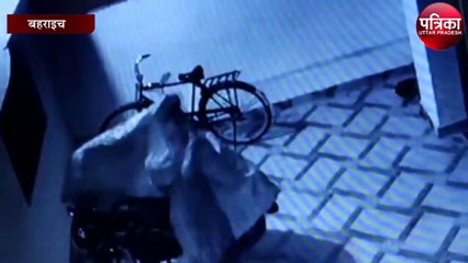 घर के अंदर से बाइक चोरी का मामला कैमरे में कैद