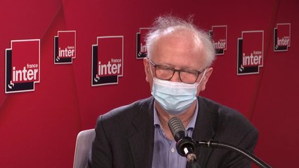 Signalements d'embolies pulmonaires après vaccination d'AstraZeneca : "Il n'y avait pas d'excès. C'est le fait qu'il ait quelques cas très atypiques et troublants qui justifient cette pause et cette analyse" (Alain Fischer)