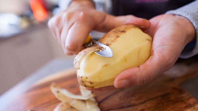 Cette astuce pour eplucher une patate en 2 secondes fait le buzz