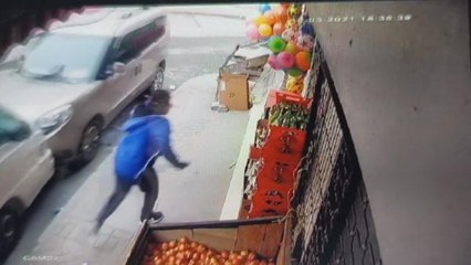 SULTANGAZİ'DE FRENİ BOŞALAN MİDİBÜSÜN ARAÇLARA BÖYLE ÇARPTI