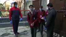 Il ritorno in classe dopo quasi due anni degli studenti del Kashmir