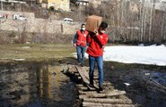 Bitlis'te Kızılay gönüllüleri kar- yağmur dinlemeden yardımları ulaştırıyor