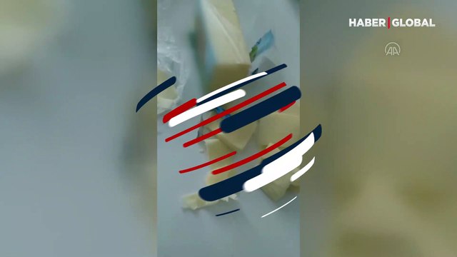 Kaşar peynirin içinden çıkanı görünce şoke oldu