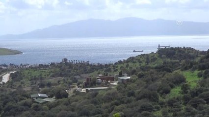 Bodrum'da etkili olan kuvvetli rüzgarda kıyıya sürüklenen yelkenli teknede hasar oluştu
