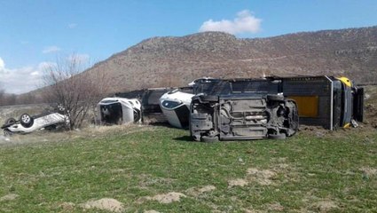 Sıfır kilometre cipleri taşıyan tır devrildi, araçlar oyuncak araba gibi tarlaya savruldu